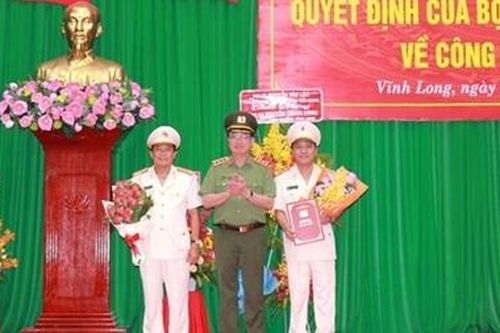 Công bố và trao quyết định Giám đốc Công an tỉnh Vĩnh Long