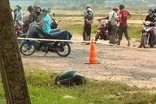 Người đàn ông chết trong tư thế quỳ gối ở bãi đất trống ven đường