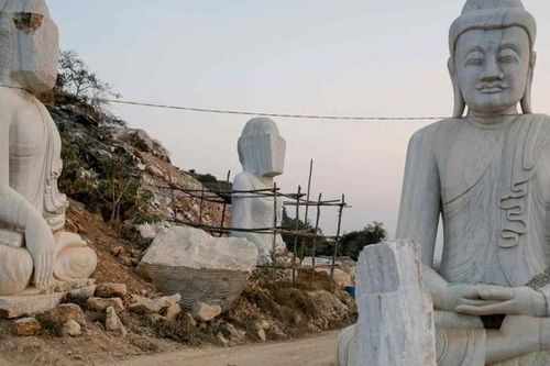 Quân đội Myanmar xây tượng Phật khổng lồ