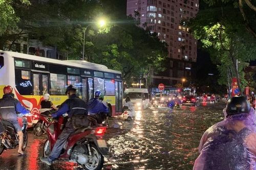 Trận mưa lớn nhất từ đầu năm trút xuống Hà Nội, nhiều nơi ngập sâu