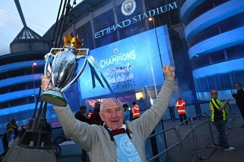CĐV Man City tràn đến sân Etihad, ăn mừng chức vô địch Ngoại hạng Anh