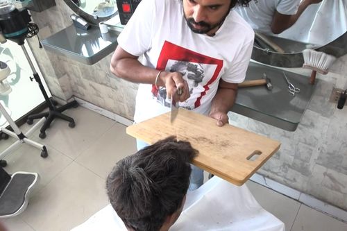 Độc đáo tạo kiểu tóc bằng lửa, dao phay và thớt ở Pakistan