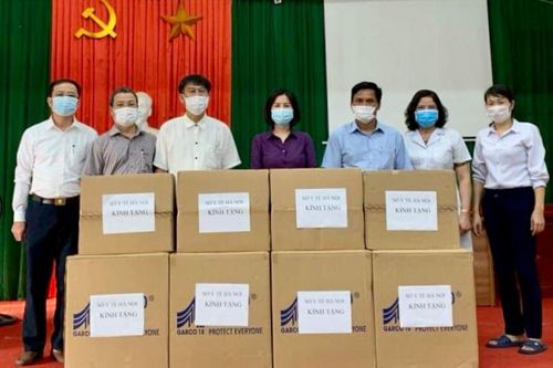 Tặng trang thiết bị chống dịch cho xã Hiệp Thuận (huyện Phúc Thọ)