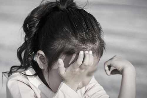 Được nhận nuôi chưa đầy 1 năm, bé gái bị bạo hành đến tổn thương 2/3 não, vạch trần bộ mặt thật của cặp vợ chồng đội lốt người tốt làm từ thiện