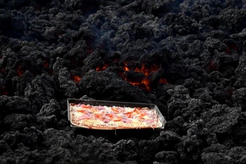 Nướng pizza trên miệng núi lửa đang hoạt động