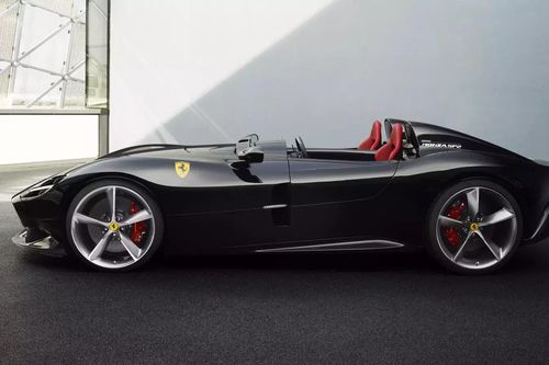 Cristiano Ronaldo mua siêu xe Ferrari Monza giá 1,9 triệu USD