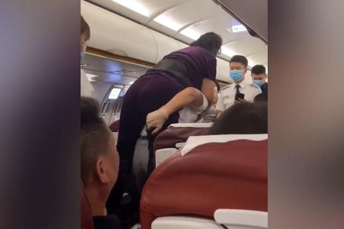 Hành khách nổi giận, yêu cầu tiếp viên cõng xuống máy bay