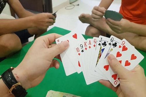 Tạm giữ cán bộ phường tham gia đánh bạc ở TP.HCM