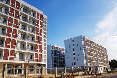 Vào khu cách ly, nhóm nhân viên bar New Phương Đông vẫn tụ tập mở nhạc ồn ào
