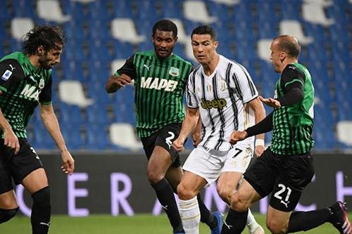 Ronaldo gây kinh ngạc với kỹ thuật qua người đỉnh như thời ở MU