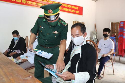Vận động người dân vùng biên giới tham gia phòng, chống dịch Covid-19