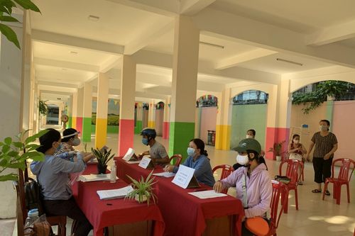 Phụ huynh Đà Nẵng 'giãn cách' nhận, nộp bài kiểm tra cho con