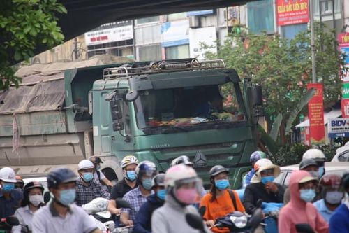 Hà Nội: Xử phạt lái xe 'hổ vồ' đi vào giờ cao điểm