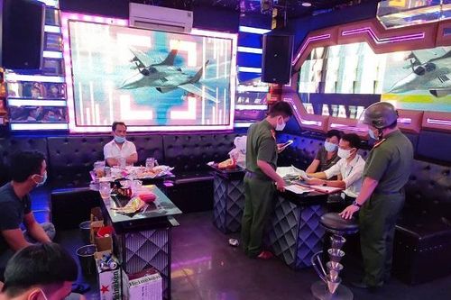 Thu hồi giấy phép quán karaoke hoạt động bất chấp lệnh cấm