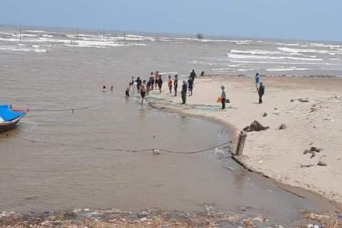 Nam Định: Công an, Bộ đội biên phòng, thợ lặn thâu đêm tìm kiếm 3 học sinh mất tích