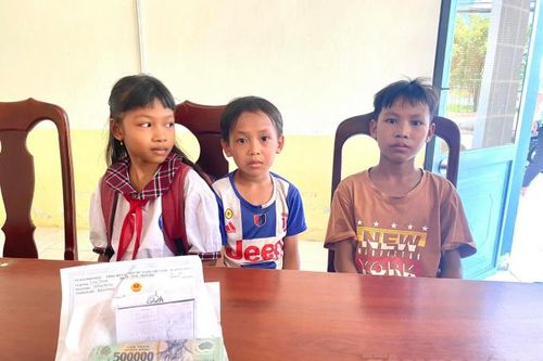 3 học sinh tiểu học nhặt gần 42 triệu đồng mang đến công an tìm người trả lại