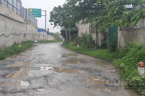 Đường gom cao tốc Pháp Vân - Cầu Giẽ chưa hết bảo hành đã xuống cấp nghiêm trọng!