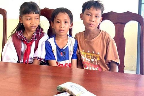 Ba học sinh nghèo nhờ công an trả lại 42 triệu đồng nhặt được