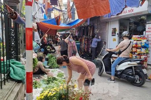 Chợ cóc tái hoạt động sau khi vắng bóng lực lượng chức năng