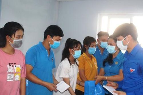 Trung ương Đoàn tặng quà cho công nhân hoàn cảnh khó khăn tại Trà Vinh
