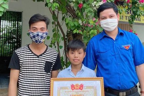 Tặng bằng khen thiếu niên dũng cảm cứu sống người bị đuối nước