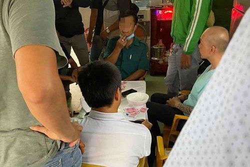 Triệt phá sòng bạc ở Sài Gòn có cán bộ phường tham gia