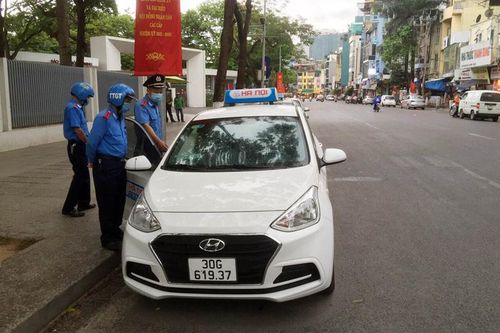 'Chặt chém' khách Tây 200 nghìn, taxi dù bị phạt 9 triệu đồng