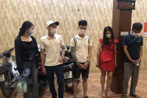 Hai cô gái thuê nhà nghỉ bay lắc cùng 3 thanh niên giữa mùa dịch