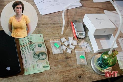 Bắt 'nữ quái' ở TP Hà Tĩnh núp bóng nhân viên tiếp thị nước giải khát để dễ buôn bán ma túy