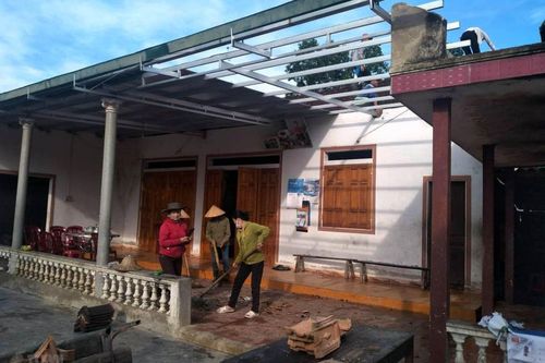 Lào Cai: Lốc xoáy làm 2 người bị thương, hàng chục ngôi nhà tốc mái