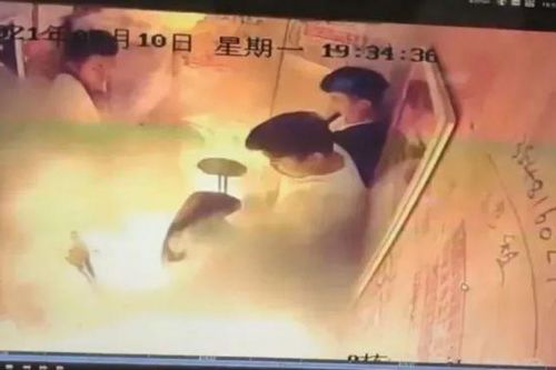 Video xe đạp điện nổ giữa thang máy kín người gây báo động an toàn