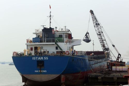 Tăng nặng mức xử phạt vi phạm xếp hàng quá tải tại cảng biển
