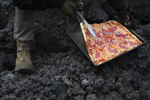 Độc đáo bánh pizza nướng bằng hơi nóng dung nham núi lửa