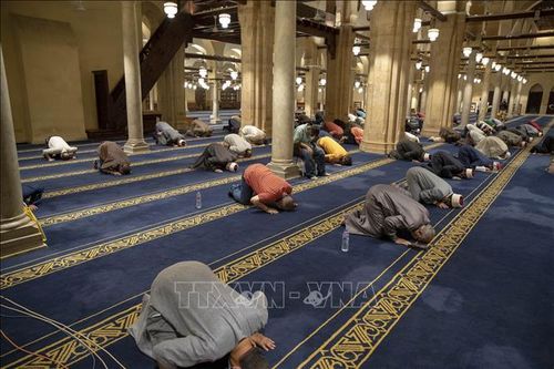 Người Hồi giáo trên khắp thế giới bắt đầu lễ Eid al-Fitr trong bối cảnh dịch bệnh COVID-19