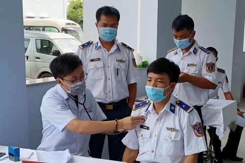 Tiêm vaccine phòng COVID-19 cho lực lượng phòng chống dịch tuyến biển