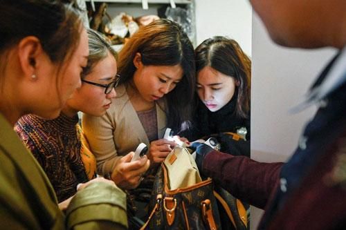 Giới nhà giàu Trung Quốc chi tiền học cách nhận biết hàng fake