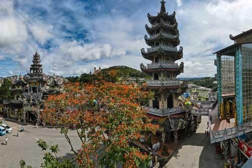 Độc đáo ngôi chùa bằng 've chai' có một không hai tại Việt Nam