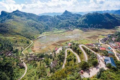 Vẻ đẹp của những cung đường đèo, dốc trên cao nguyên đá Hà Giang