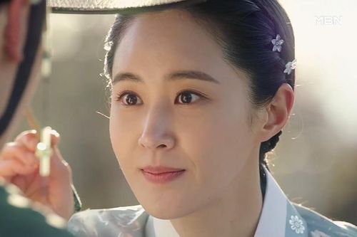 Yuri (SNSN) hóa 'nữ thần cổ trang' - visual đỉnh cao đẹp hút hồn khiến fan 'sang chấn tâm lý'