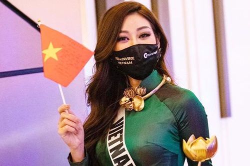 Khánh Vân duyên dáng với áo dài, vẫy cờ Tổ quốc tại Miss Universe