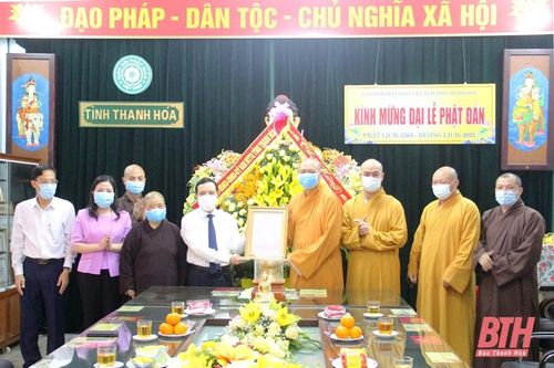 Phó Bí thư Thường trực Tỉnh ủy Lại Thế Nguyên chúc mừng các vị chức sắc, tăng ni, phật tử nhân Đại lễ Phật đản