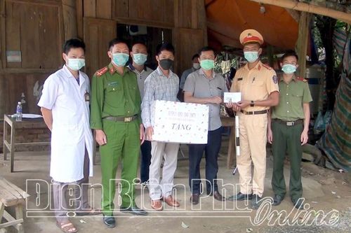 Thăm, tặng quà cán bộ, chiến sĩ tại chốt kiểm soát dịch Covid-19 xã Keo Lôm