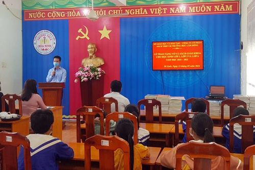 Tặng 800 bộ sách giáo khoa cho học sinh có hoàn cảnh khó khăn Di Linh