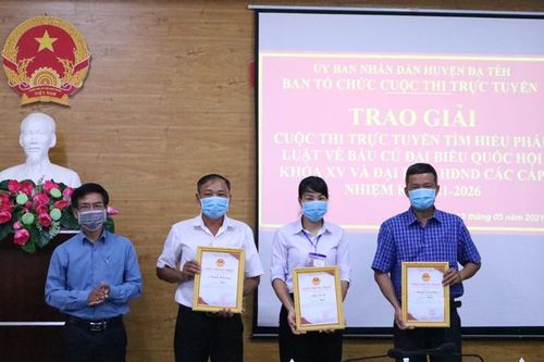Đạ Tẻh trao giải cuộc thi tìm hiểu pháp luật về bầu cử