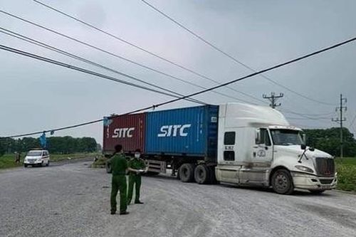 Leo lên gỡ dây điện vướng vào thùng xe, tài xế container bị điện giật tử vong