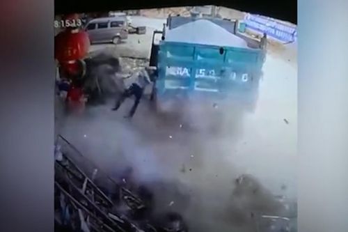 Lốp ô tô phát nổ hất người đàn ông văng lên không trung