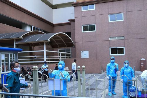 Phong tỏa tạm thời 2 tòa chung cư ở quận Hà Đông