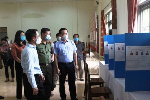 Kiểm tra công tác chuẩn bị bầu cử và phòng, chống dịch tại quận Cầu Giấy