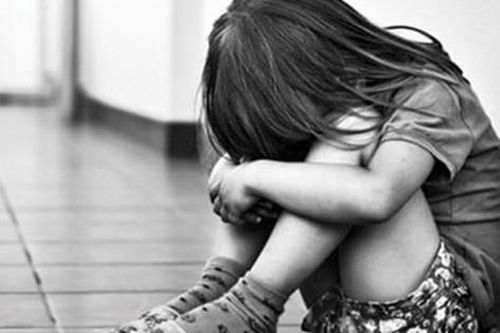 Bé 2 tuổi chảy máu não vì bị bố nuôi bạo hành