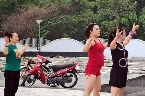 Nhiều người dân TP Vinh, Nghệ An không đeo khẩu trang khi đi tập thể dục